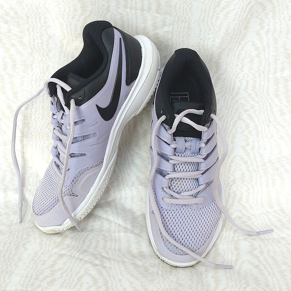 NIKE shoes size W6.5
